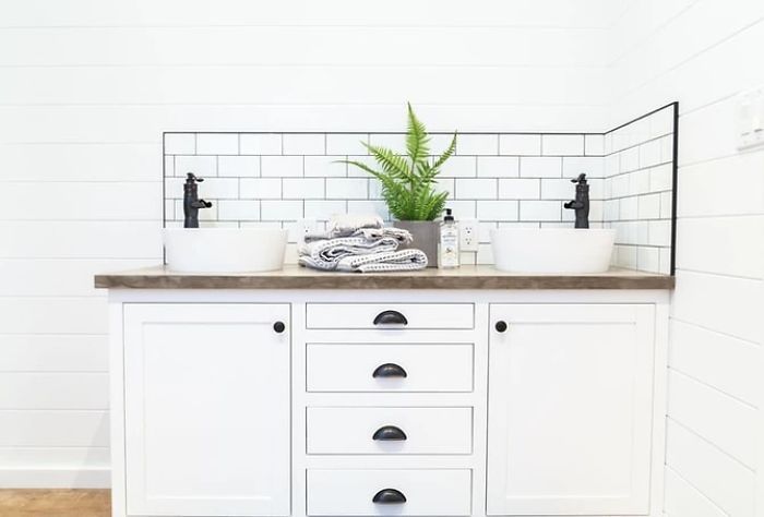 Beautiful And Affordable Tiny Home With Full Size Walk In Shower.