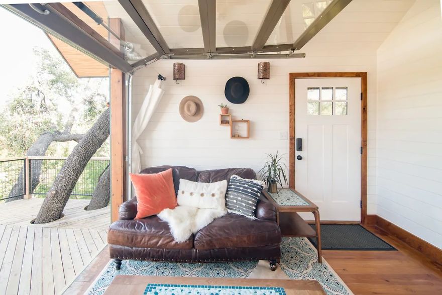 Gorgeous Tiny Treehouse For A Romantic Night. Gorgeous Tiny Treehouse For A Romantic Night.