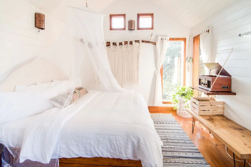 Gorgeous Tiny Treehouse For A Romantic Night. Gorgeous Tiny Treehouse For A Romantic Night.