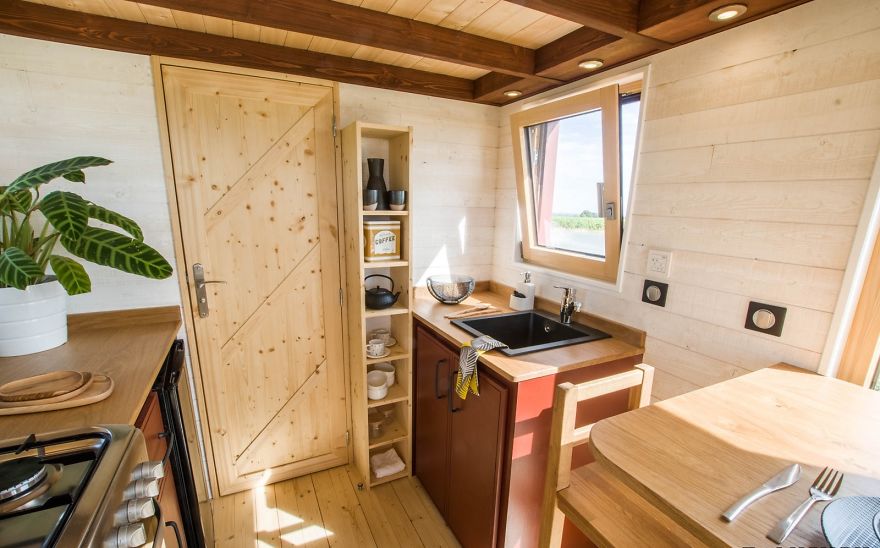 Beautiful Tiny House With Contemporary Architecture And Skylight Room.