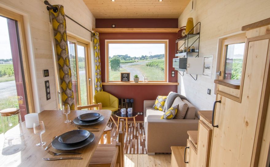 Beautiful Tiny House With Contemporary Architecture And Skylight Room.