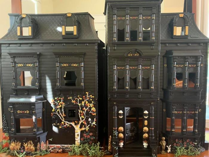 Mom Starts Upcycling Thrifted Plastic Dollhouses Into Spooky Mansions, And She's Absolutely Nailing It Mom Starts Upcycling Thrifted Plastic Dollhouses Into Spooky Mansions, And She's Absolutely Nailing It