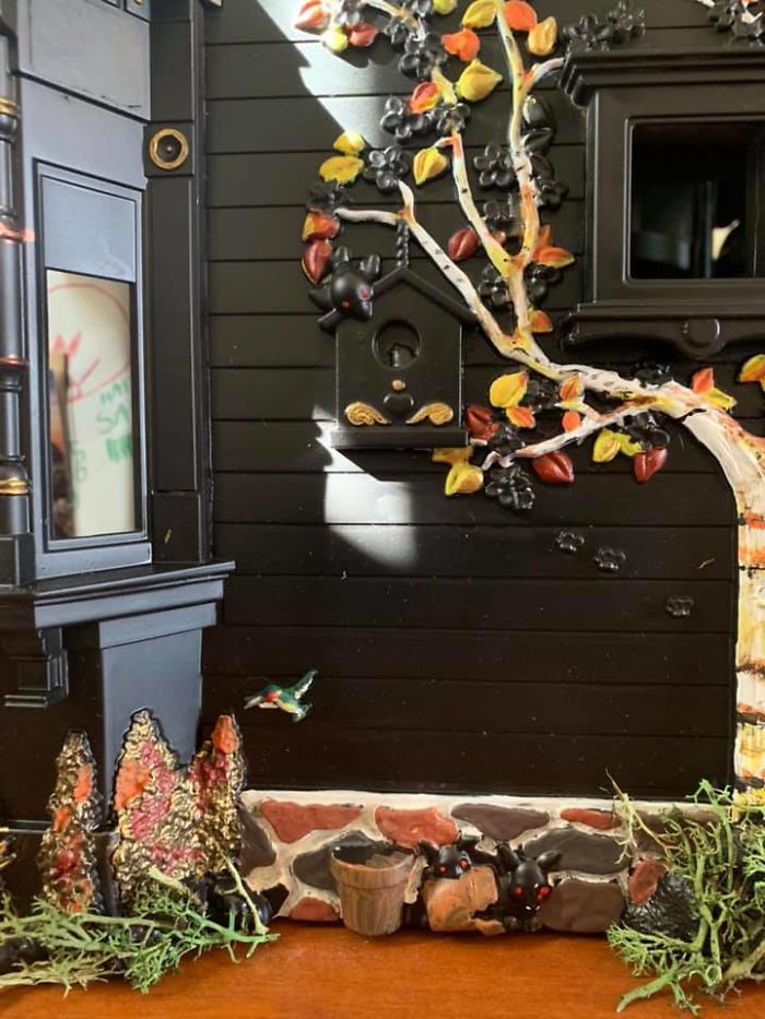 Mom Starts Upcycling Thrifted Plastic Dollhouses Into Spooky Mansions, And She's Absolutely Nailing It Mom Starts Upcycling Thrifted Plastic Dollhouses Into Spooky Mansions, And She's Absolutely Nailing It