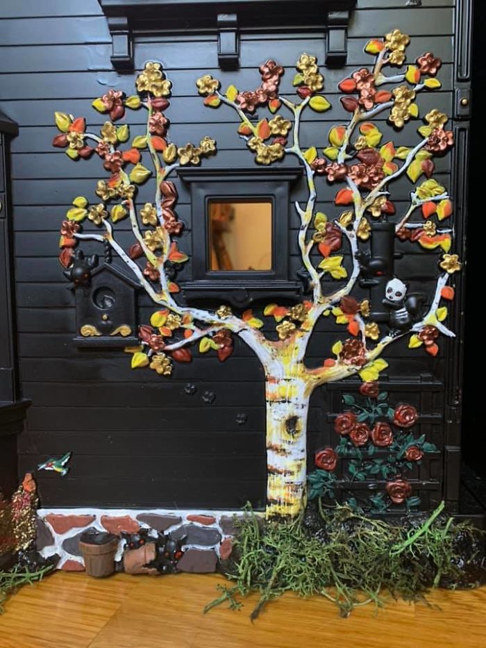 Mom Starts Upcycling Thrifted Plastic Dollhouses Into Spooky Mansions, And She's Absolutely Nailing It Mom Starts Upcycling Thrifted Plastic Dollhouses Into Spooky Mansions, And She's Absolutely Nailing It
