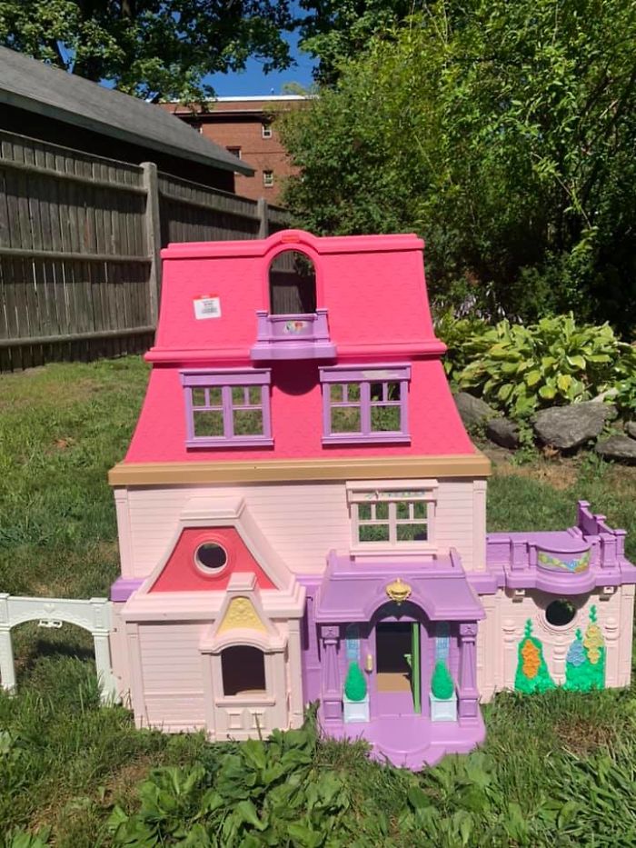 Mom Starts Upcycling Thrifted Plastic Dollhouses Into Spooky Mansions, And She's Absolutely Nailing It Mom Starts Upcycling Thrifted Plastic Dollhouses Into Spooky Mansions, And She's Absolutely Nailing It