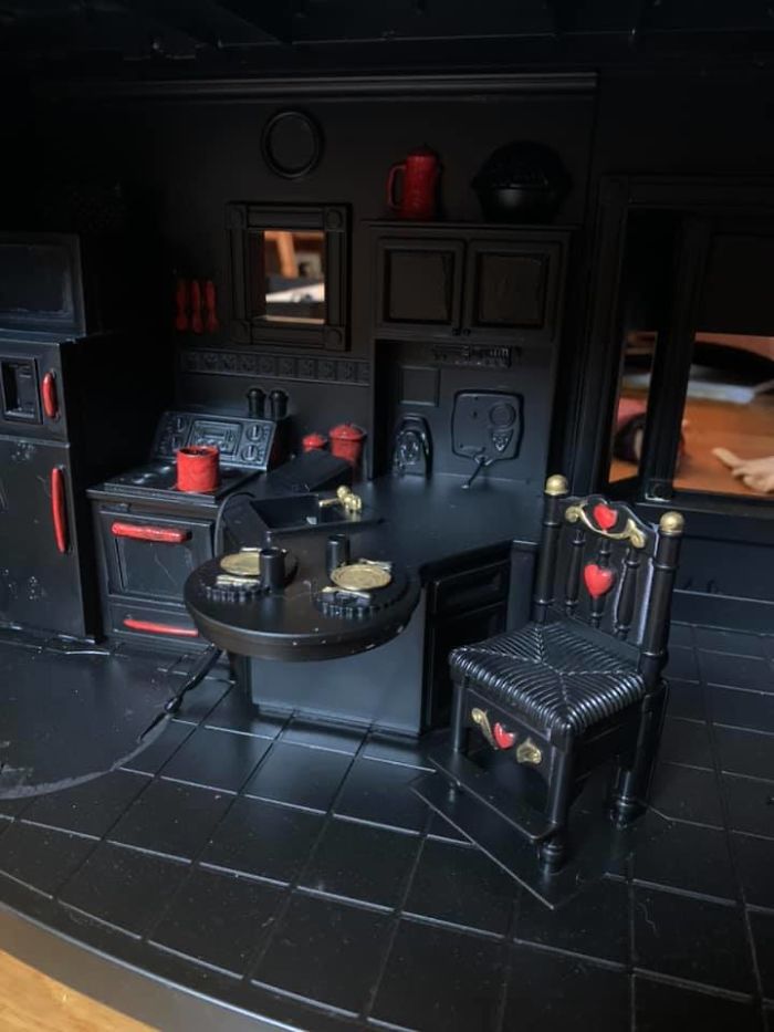 Mom Starts Upcycling Thrifted Plastic Dollhouses Into Spooky Mansions, And She's Absolutely Nailing It Mom Starts Upcycling Thrifted Plastic Dollhouses Into Spooky Mansions, And She's Absolutely Nailing It