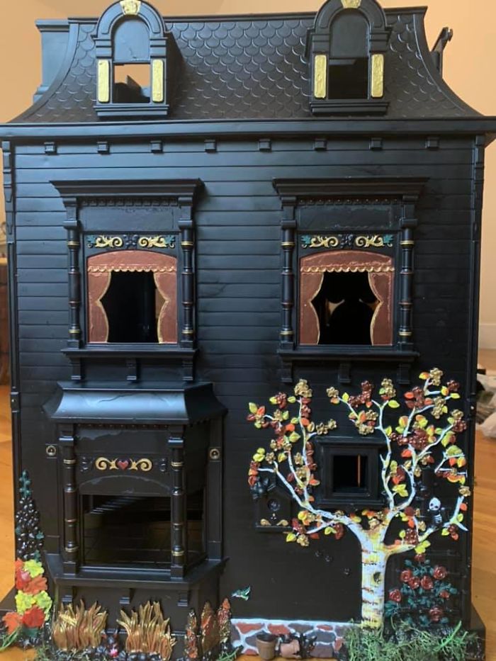 Mom Starts Upcycling Thrifted Plastic Dollhouses Into Spooky Mansions, And She's Absolutely Nailing It Mom Starts Upcycling Thrifted Plastic Dollhouses Into Spooky Mansions, And She's Absolutely Nailing It