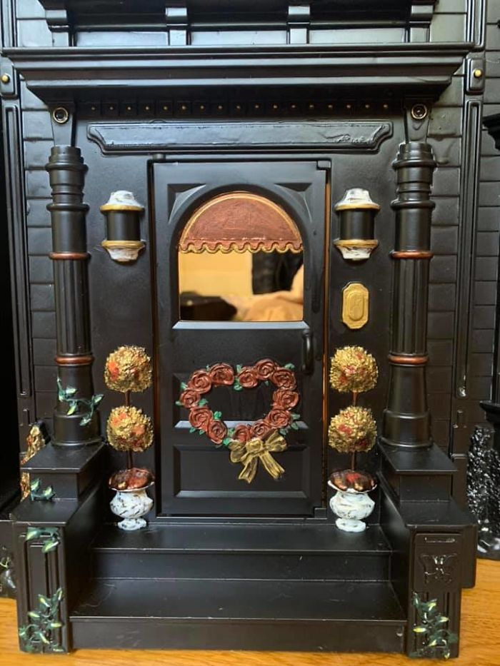 Mom Starts Upcycling Thrifted Plastic Dollhouses Into Spooky Mansions, And She's Absolutely Nailing It Mom Starts Upcycling Thrifted Plastic Dollhouses Into Spooky Mansions, And She's Absolutely Nailing It