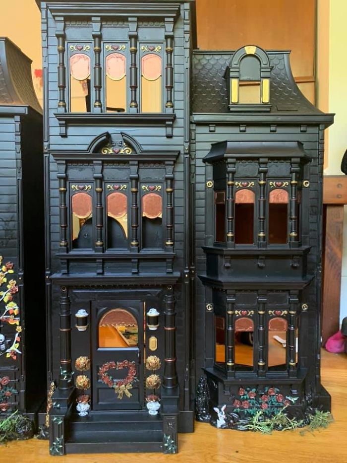 Mom Starts Upcycling Thrifted Plastic Dollhouses Into Spooky Mansions, And She's Absolutely Nailing It
