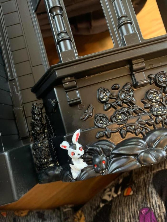 Mom Starts Upcycling Thrifted Plastic Dollhouses Into Spooky Mansions, And She's Absolutely Nailing It Mom Starts Upcycling Thrifted Plastic Dollhouses Into Spooky Mansions, And She's Absolutely Nailing It