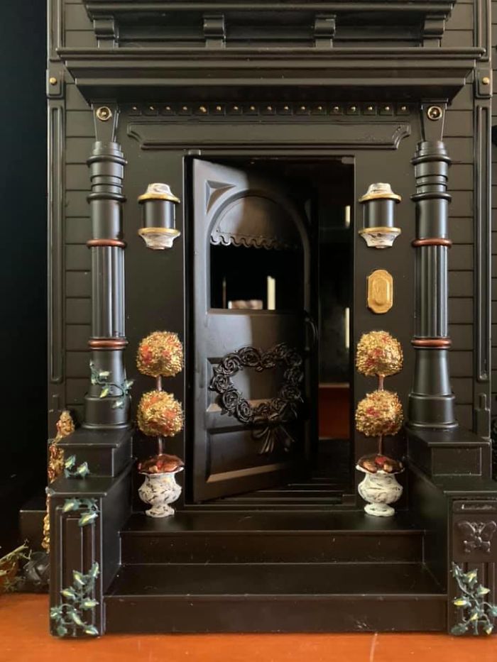 Mom Starts Upcycling Thrifted Plastic Dollhouses Into Spooky Mansions, And She's Absolutely Nailing It Mom Starts Upcycling Thrifted Plastic Dollhouses Into Spooky Mansions, And She's Absolutely Nailing It