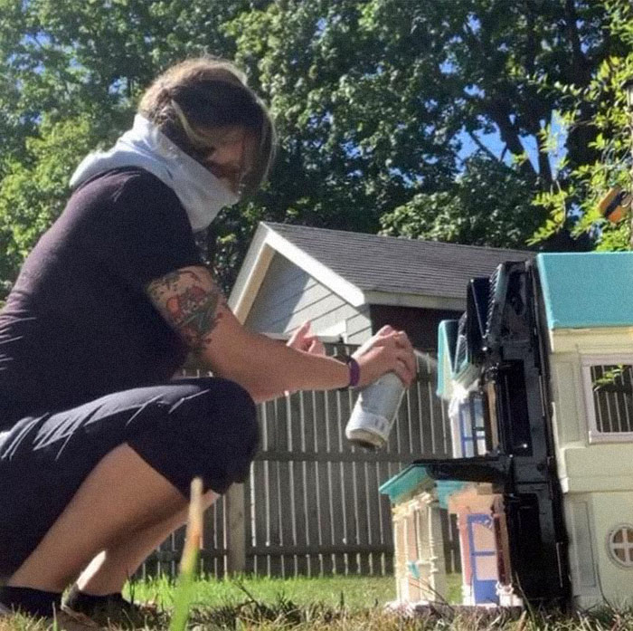 Mom Starts Upcycling Thrifted Plastic Dollhouses Into Spooky Mansions, And She's Absolutely Nailing It Mom Starts Upcycling Thrifted Plastic Dollhouses Into Spooky Mansions, And She's Absolutely Nailing It