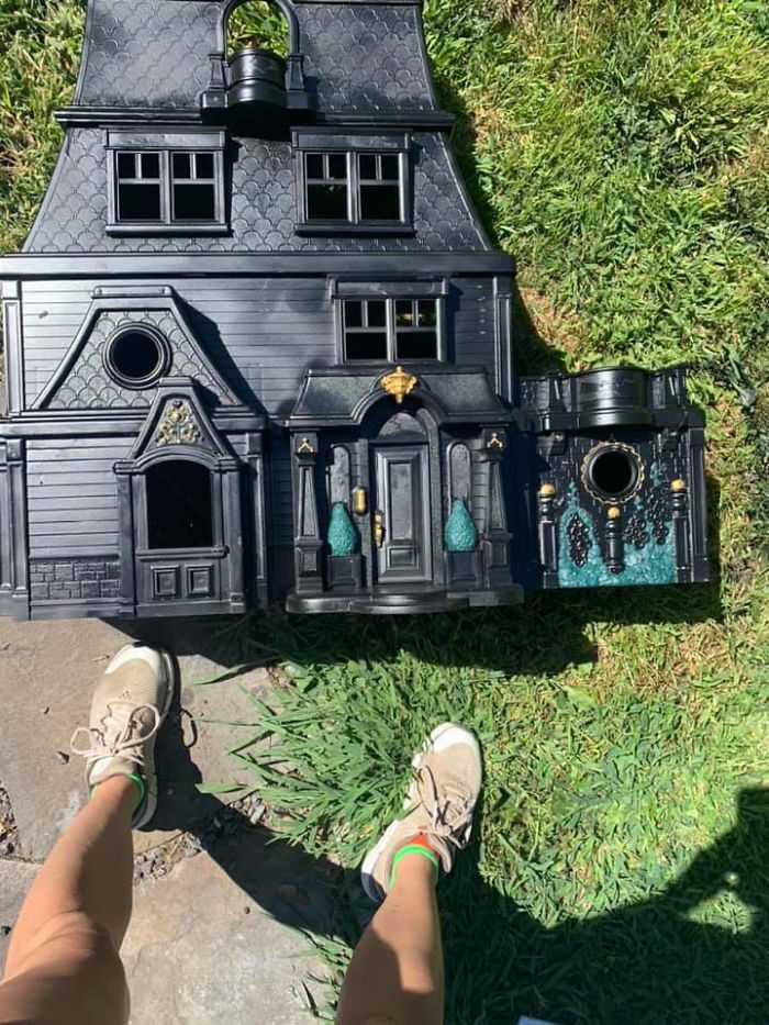 Mom Starts Upcycling Thrifted Plastic Dollhouses Into Spooky Mansions, And She's Absolutely Nailing It Mom Starts Upcycling Thrifted Plastic Dollhouses Into Spooky Mansions, And She's Absolutely Nailing It