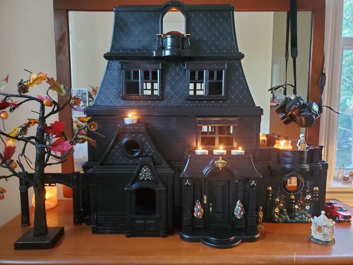 Mom Starts Upcycling Thrifted Plastic Dollhouses Into Spooky Mansions, And She's Absolutely Nailing It Mom Starts Upcycling Thrifted Plastic Dollhouses Into Spooky Mansions, And She's Absolutely Nailing It