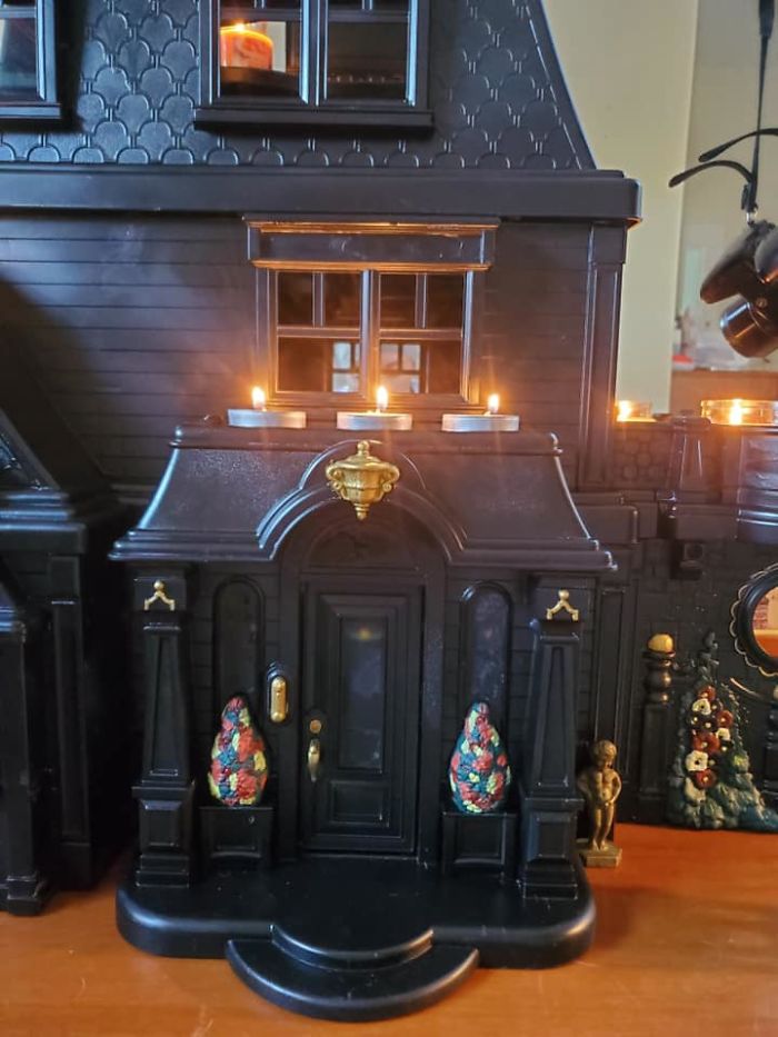 Mom Starts Upcycling Thrifted Plastic Dollhouses Into Spooky Mansions, And She's Absolutely Nailing It Mom Starts Upcycling Thrifted Plastic Dollhouses Into Spooky Mansions, And She's Absolutely Nailing It