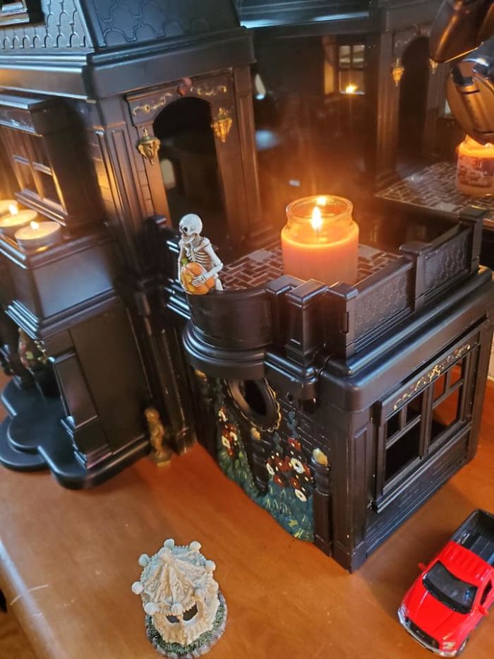 Mom Starts Upcycling Thrifted Plastic Dollhouses Into Spooky Mansions, And She's Absolutely Nailing It Mom Starts Upcycling Thrifted Plastic Dollhouses Into Spooky Mansions, And She's Absolutely Nailing It