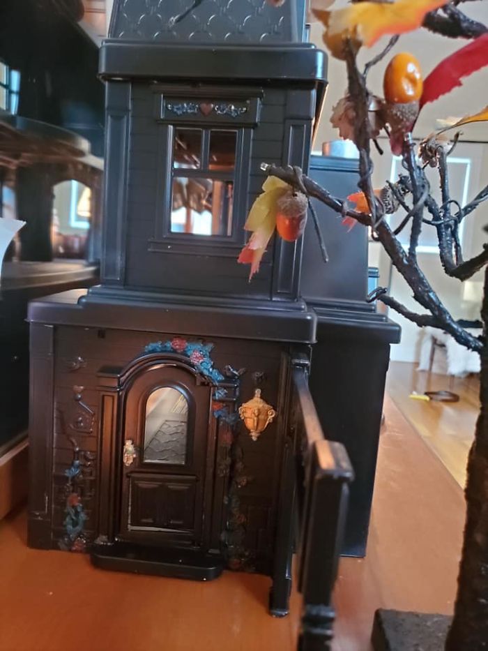 Mom Starts Upcycling Thrifted Plastic Dollhouses Into Spooky Mansions, And She's Absolutely Nailing It Mom Starts Upcycling Thrifted Plastic Dollhouses Into Spooky Mansions, And She's Absolutely Nailing It