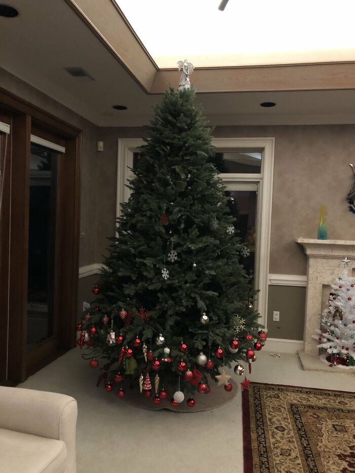 415K People On Twitter Are Cracking Up At The Way This 4 Y.O. Toddler Decorated Her Grandma's Christmas Tree 415K People On Twitter Are Cracking Up At The Way This 4 Y.O. Toddler Decorated Her Grandma's Christmas Tree