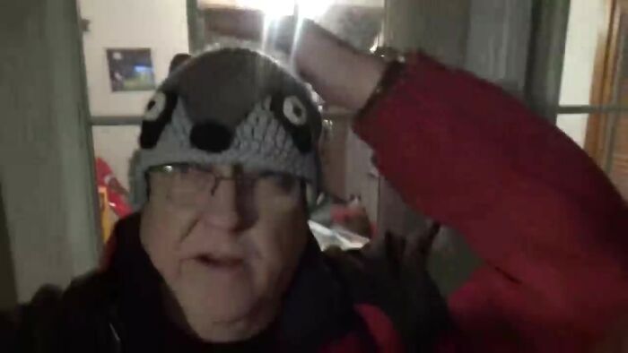 Every Night, This Man Feeds Hot Dogs To This Pack Of Raccoons As Per His Late Wife's Wish Every Night, This Man Feeds Hot Dogs To This Pack Of Raccoons As Per His Late Wife's Wish