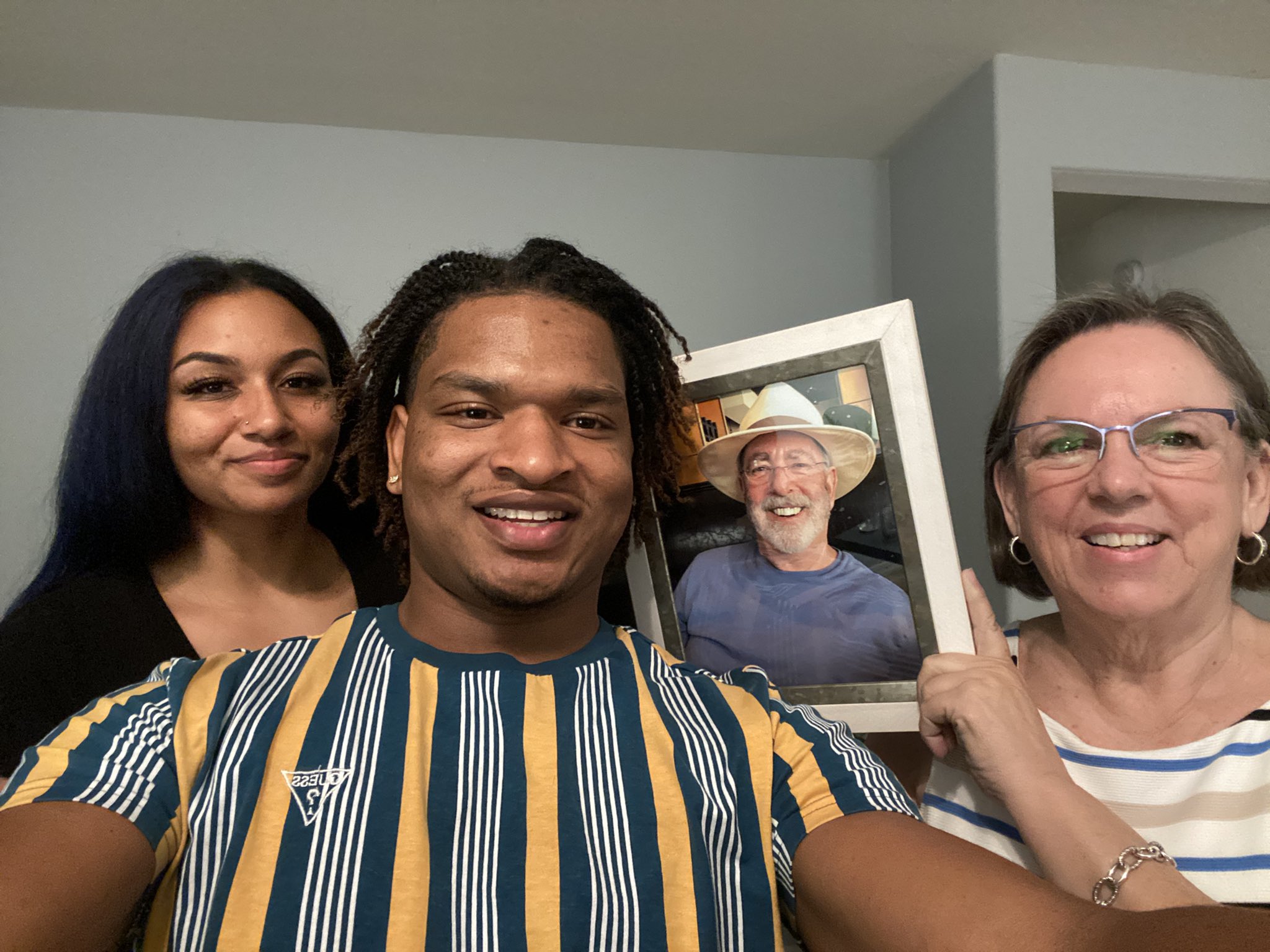 Remember The Grandma Who Accidentally Texted A Teen Inviting Him To Thanksgiving? They Reunite For The 5th Time, This Year Honoring Her Late Husband Remember The Grandma Who Accidentally Texted A Teen Inviting Him To Thanksgiving? They Reunite For The 5th Time, This Year Honoring Her Late Husband