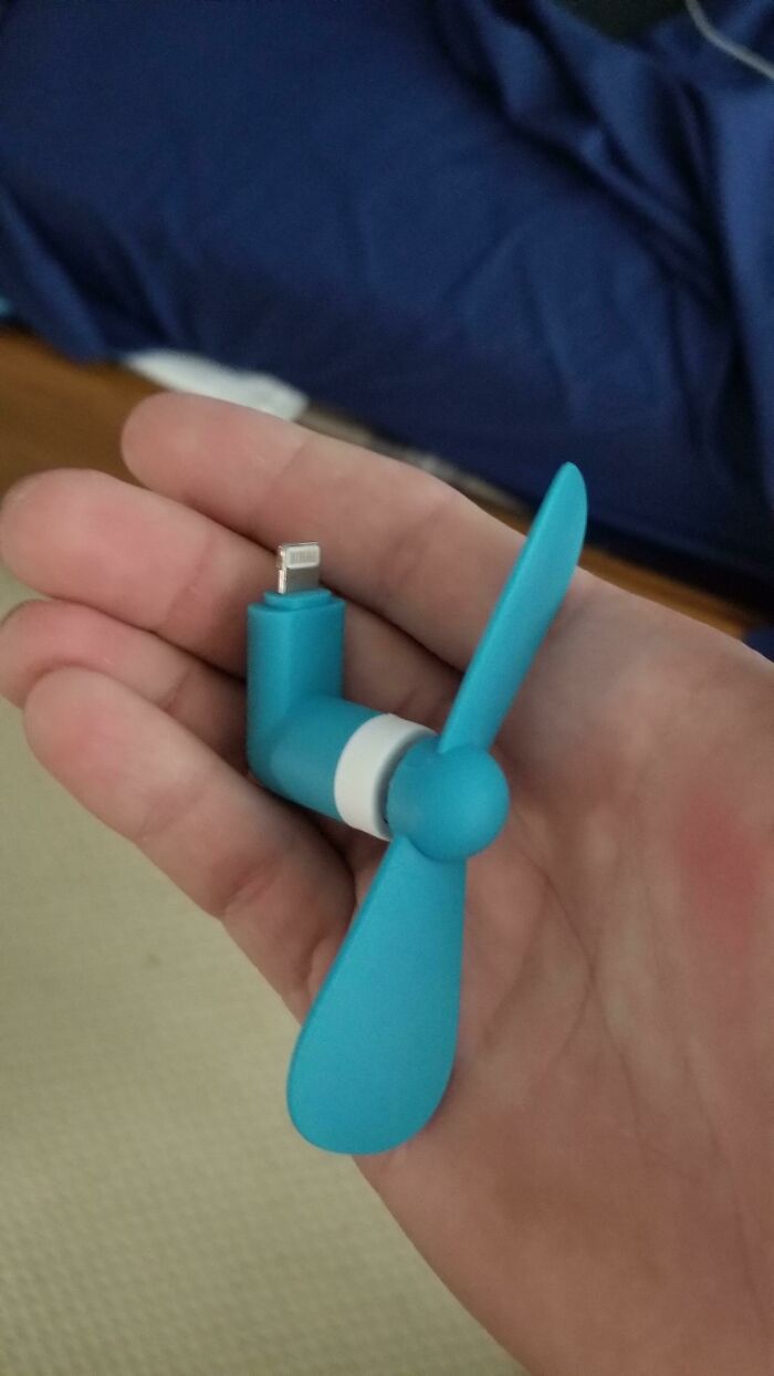 My Sister Plugged This Into Her Phone. A Few Minutes Later It Stopped Spinning, And Now Her Phone Wont Turn On