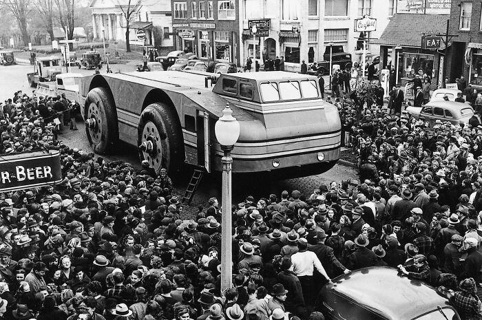 The Antarctic Snow Cruiser On The Drive Towards The Ship That Would Take It South To The Pole. The Vehicle Provided Living Space And Laboratories To Five Scientists. Unfortunately, It Was Found To Have No Traction On Snow Unless Driven In Reverse And Was Eventually Abandoned. 1939