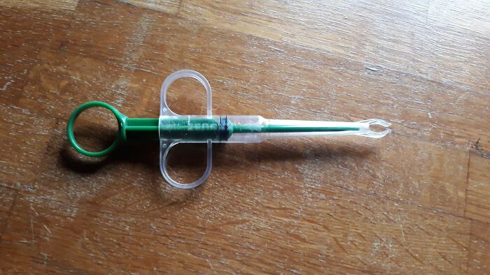 My Dad Found This In His House When He Got Back From Holiday. No Idea How It Got There But That's A Different Mystery Altogether. Looks Like A Syringe But The Middle (Green) Bit Has No Hole At The End And Moves Up And Down Into The Clear Claws At The End