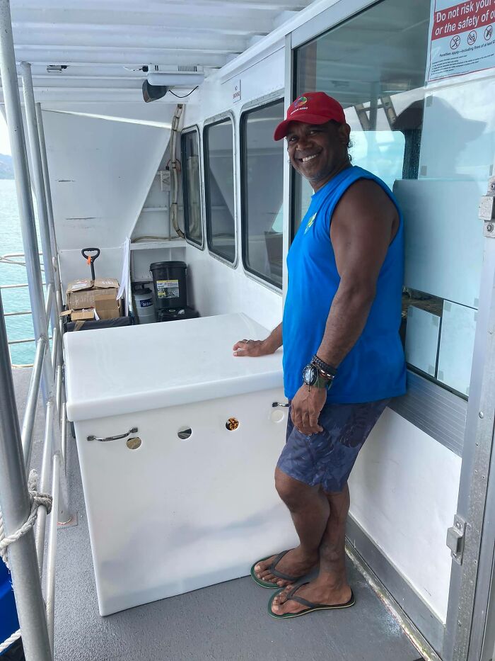 Sea Turtle Named Lou Learns To Swim Again After Losing Two Flippers In Fishing Nets Sea Turtle Named Lou Learns To Swim Again After Losing Two Flippers In Fishing Nets