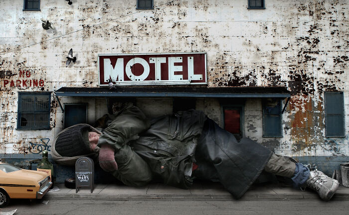 What Would Happen If Giant People "Invaded" Our Cities? Digital Artists Bring That Answer