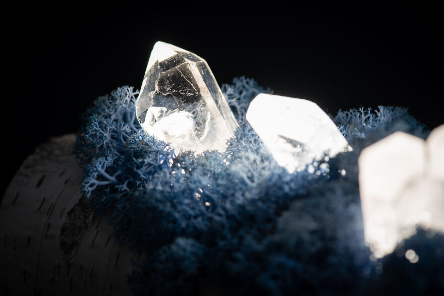 We Craft Unique Night Lamps From Glowing Crystals On Mossy Logs (23 Pics) We Craft Unique Night Lamps From Glowing Crystals On Mossy Logs (23 Pics)