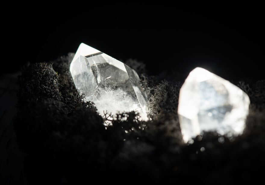 We Craft Unique Night Lamps From Glowing Crystals On Mossy Logs (23 Pics) We Craft Unique Night Lamps From Glowing Crystals On Mossy Logs (23 Pics)