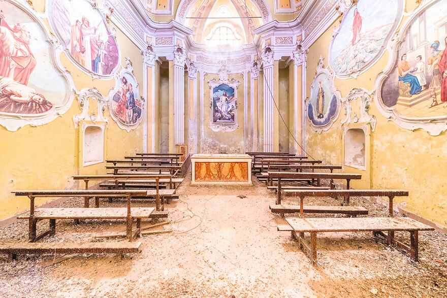 In Contrast / 18th And 19th-Century Chapel, Italy, Lombardy Region