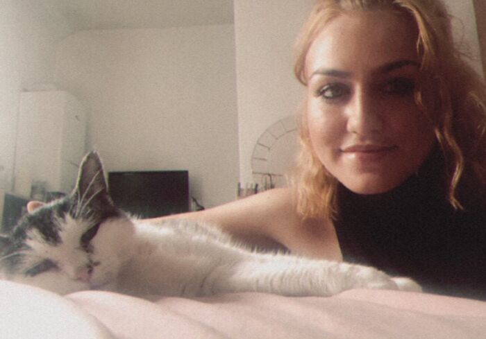 Woman Shares Pics Of Her And Her Cat In 1998 And 2018, And They Go Viral Woman Shares Pics Of Her And Her Cat In 1998 And 2018, And They Go Viral