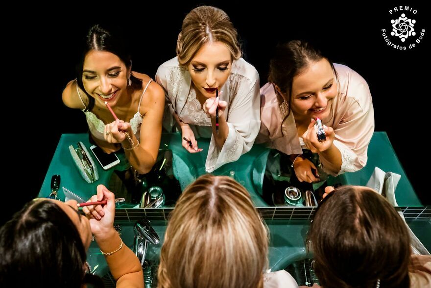Bride And Her Friends Are Getting Ready In This Wonderful Pic By Miguel Bolaños