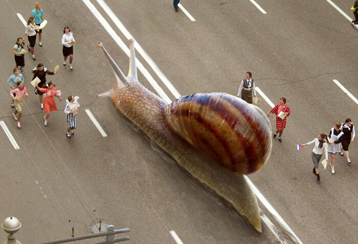 What Would Happen If Giant People "Invaded" Our Cities? Digital Artists Bring That Answer