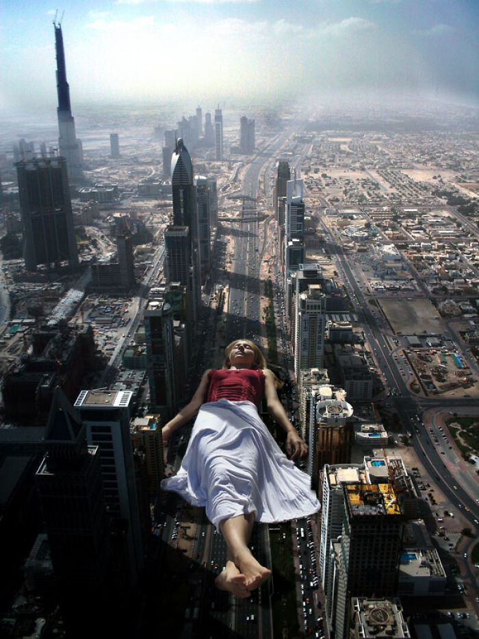 What Would Happen If Giant People "Invaded" Our Cities? Digital Artists Bring That Answer