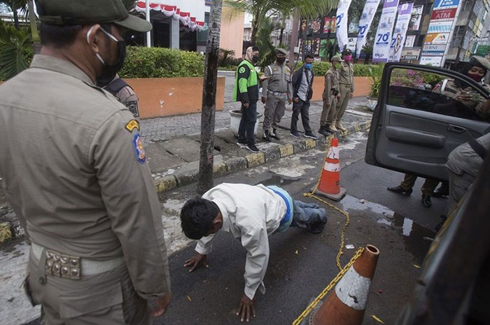 Indonesians Who Refuse To Wear A Mask In Public Are Now Forced To Do Push-Ups As A Penalty
