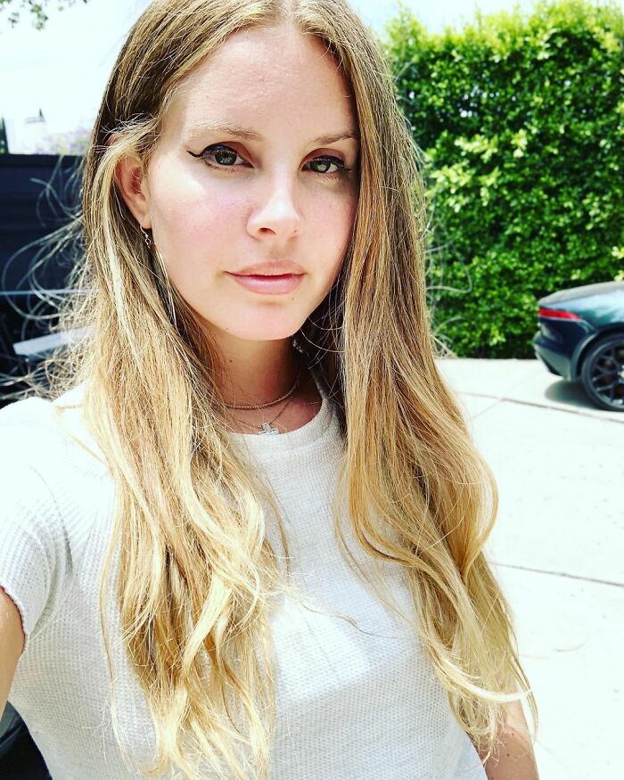 Lana Del Rey Responds To People Who Criticized Her For Wearing A Mesh Face Covering During The Coronavirus Pandemic Lana Del Rey Responds To People Who Criticized Her For Wearing A Mesh Face Covering During The Coronavirus Pandemic