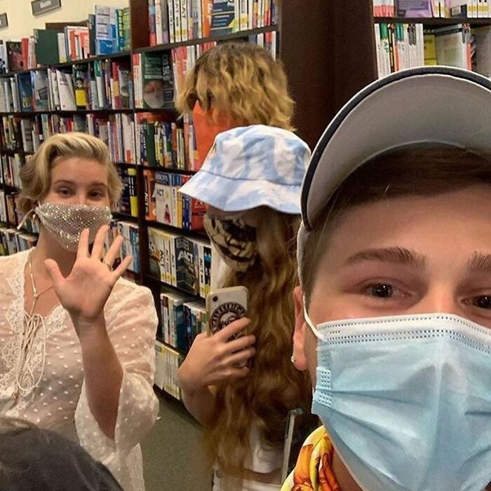 Lana Del Rey Responds To People Who Criticized Her For Wearing A Mesh Face Covering During The Coronavirus Pandemic Lana Del Rey Responds To People Who Criticized Her For Wearing A Mesh Face Covering During The Coronavirus Pandemic
