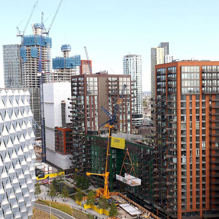 World's First Transparent 'Sky Pool' That Hangs 115 Feet Above London Nears Completion World's First Transparent 'Sky Pool' That Hangs 115 Feet Above London Nears Completion