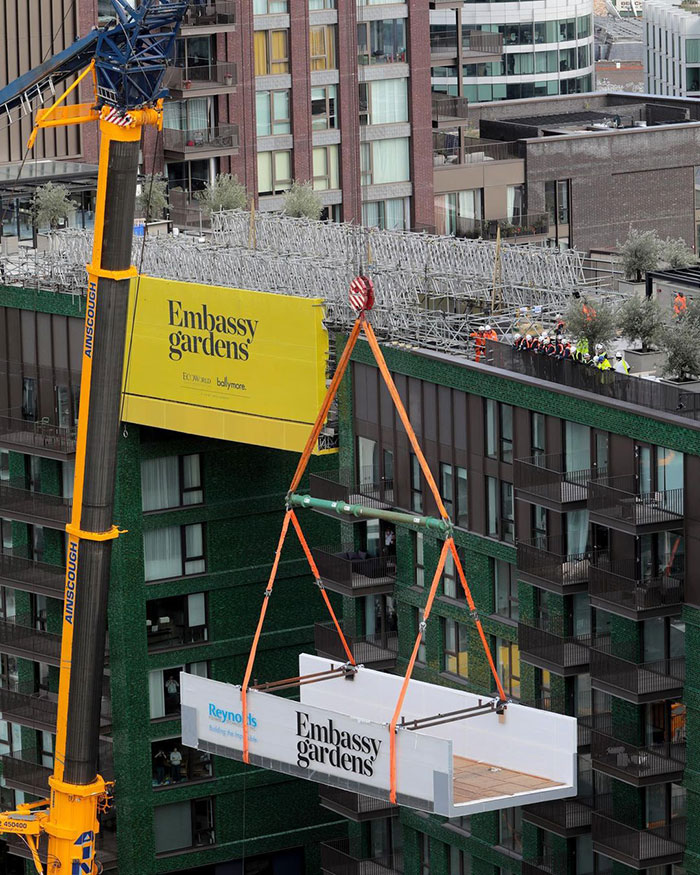 World's First Transparent 'Sky Pool' That Hangs 115 Feet Above London Nears Completion World's First Transparent 'Sky Pool' That Hangs 115 Feet Above London Nears Completion