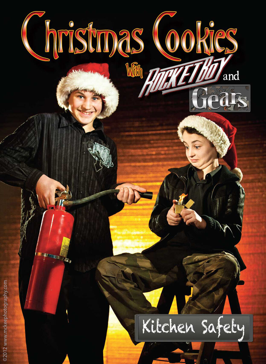 Every Year For The Last 21 Years, Our Family Has Been Creating Christmas-Themed Holiday Cards With A Twist (21 Pics) Every Year For The Last 21 Years, Our Family Has Been Creating Christmas-Themed Holiday Cards With A Twist (21 Pics)