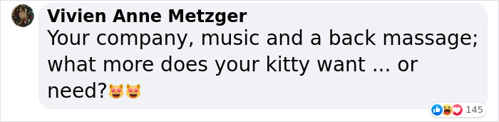 People Are Loving This Video Of A Cat Getting A "Piano Hammer Massage" While His Owner Plays Christmas Songs People Are Loving This Video Of A Cat Getting A "Piano Hammer Massage" While His Owner Plays Christmas Songs