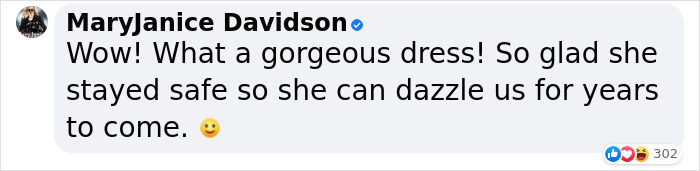 18-Year-Old High School Graduate Wears Her Prom Dress To A Tourist Spot, Gets An Impromptu Photoshoot 18-Year-Old High School Graduate Wears Her Prom Dress To A Tourist Spot, Gets An Impromptu Photoshoot