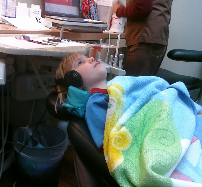 Someone Asks Dentists “Why Do You Talk To Your Patients While Your Hands Are In Their Mouths?”, Gets 26 Honest Answers