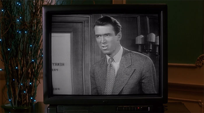 In Home Alone (1990), The Mcallister Family Watches A French Version Of It's A Wonderful Life (1946) While In Paris. In This Film, George Bailey Experiences An Alternate Reality When He Wishes He Was Never Born, Similarly To Kevin When He Wishes His Family Away