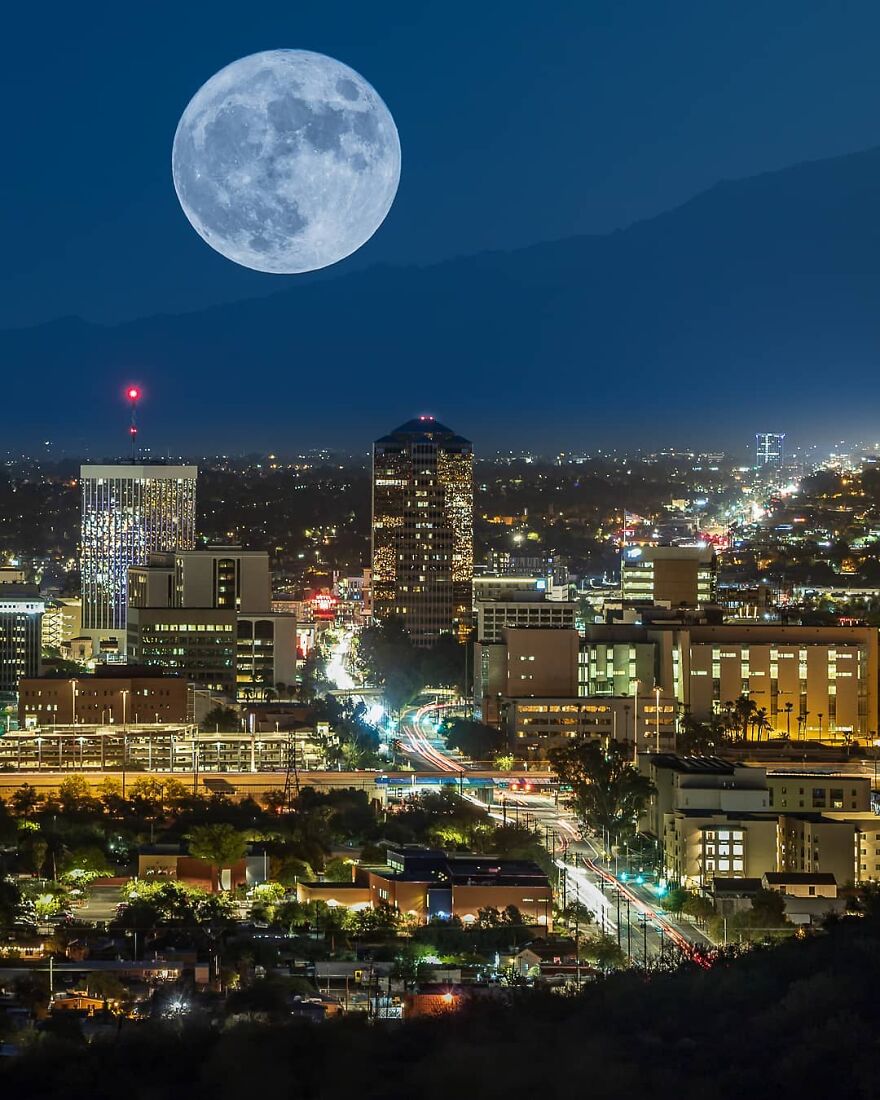 Meet Zach Cooley, The Photographer Who Calls Himself A "Moon Chaser" (50 Pics)