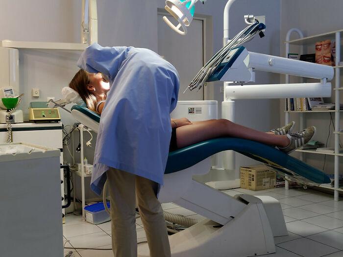 Someone Asks Dentists “Why Do You Talk To Your Patients While Your Hands Are In Their Mouths?”, Gets 26 Honest Answers