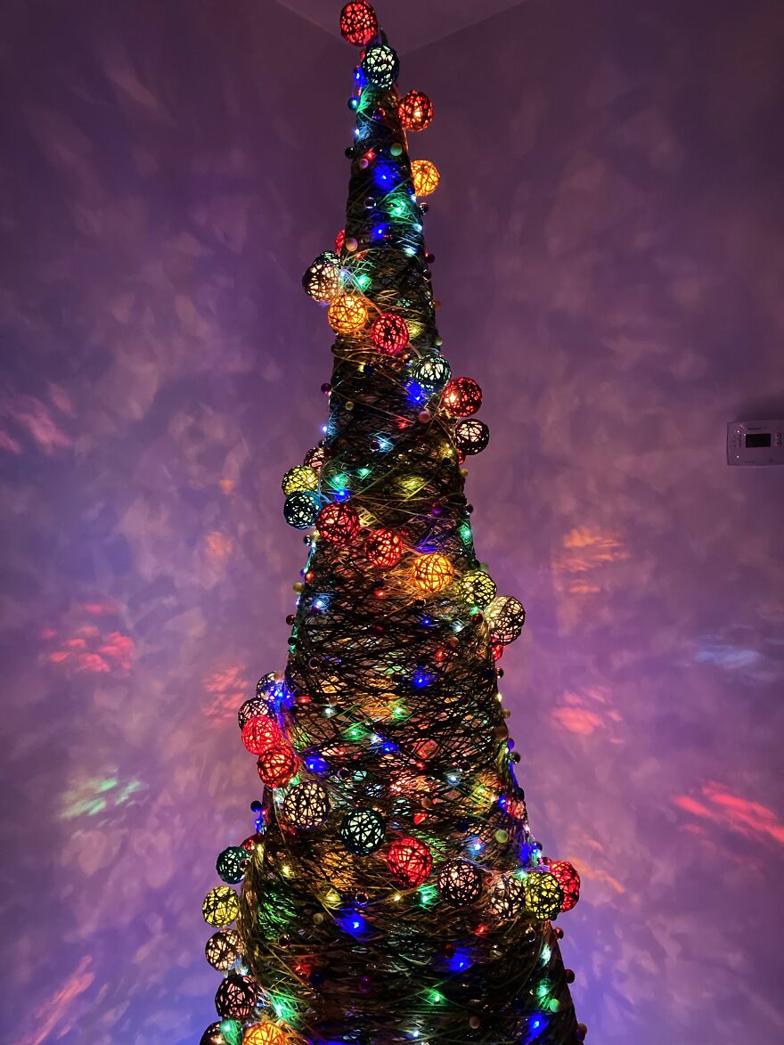 Here Are 19 Pics Of Our Unconventional-Looking Christmas Tree Made From 2 Gallons Of Glue, 15 Pounds Of Corn Starch, And Yarn Here Are 19 Pics Of Our Unconventional-Looking Christmas Tree Made From 2 Gallons Of Glue, 15 Pounds Of Corn Starch, And Yarn