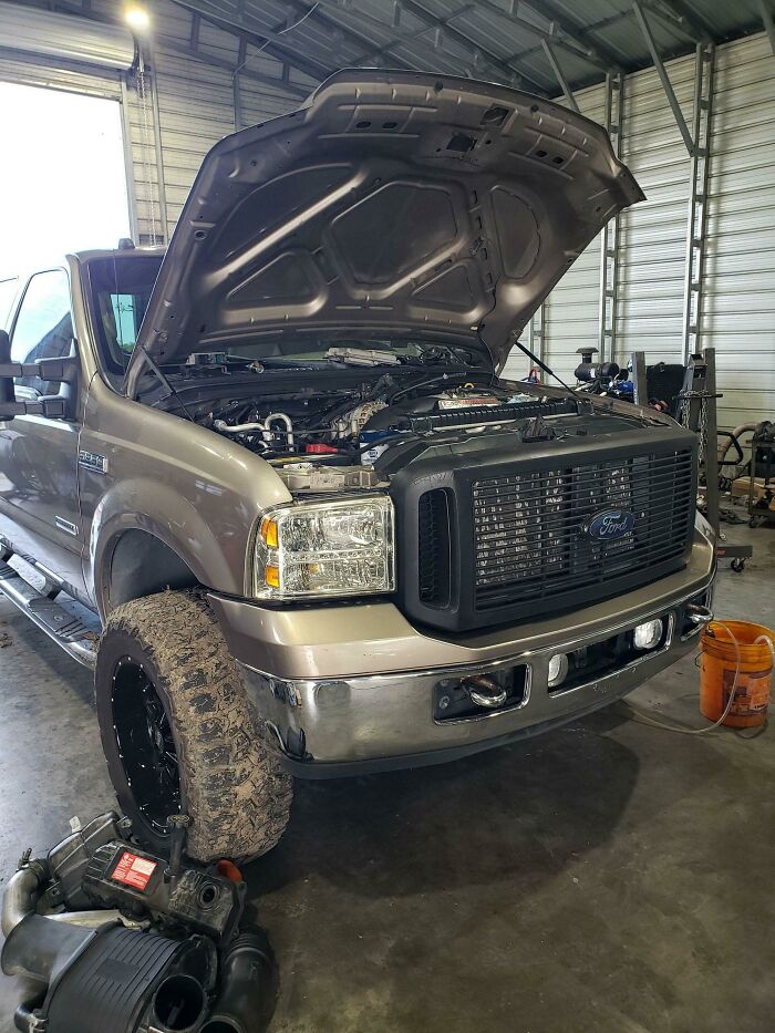 Mechanic Surprises Sick Customer By Waiving His $950 Repair Bill And People Online Can&rsquo;t Hold Back Their Tears